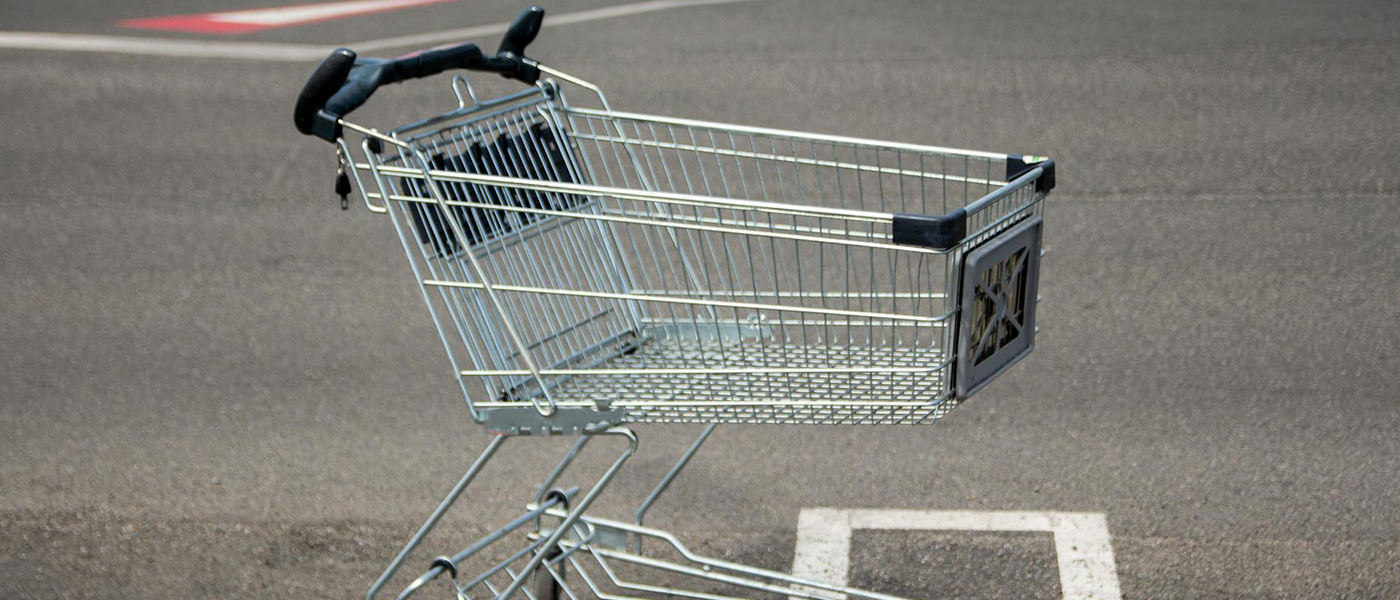 Leerer Einkaufswagen auf Parkplatz